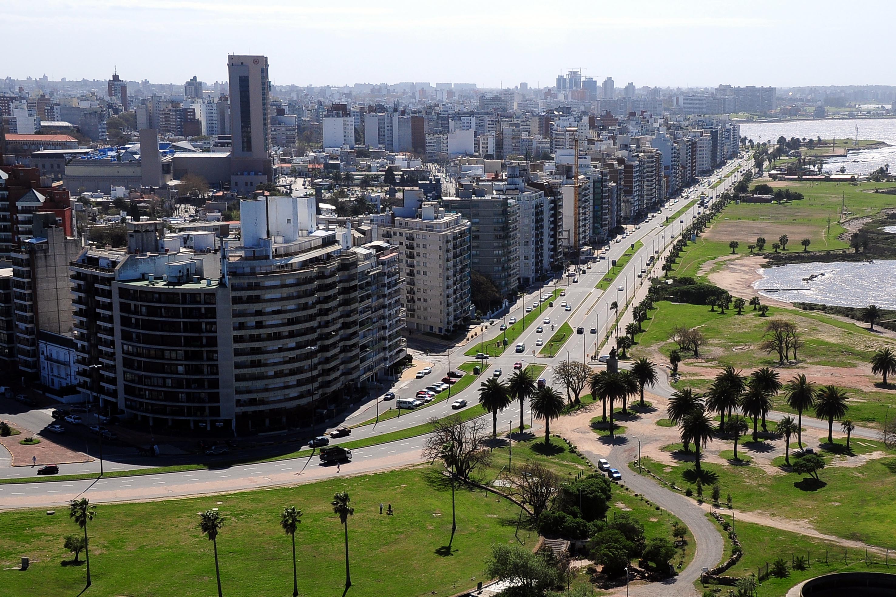 En colores, la rambla de Punta Carretas en el presente. Los edificios de apartamentos trepan hacia las alturas, pero junto a la costa se mantienen las canchas de fútbol.