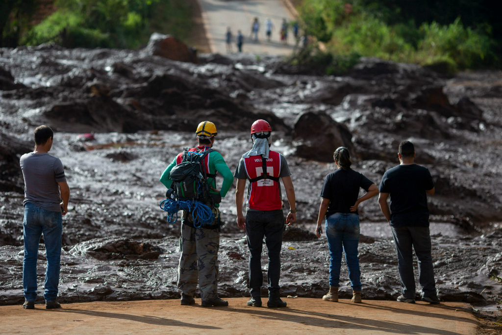 Socorristas observan la situación de devastación provocada por la ruptura de la represa. Foto: AFP