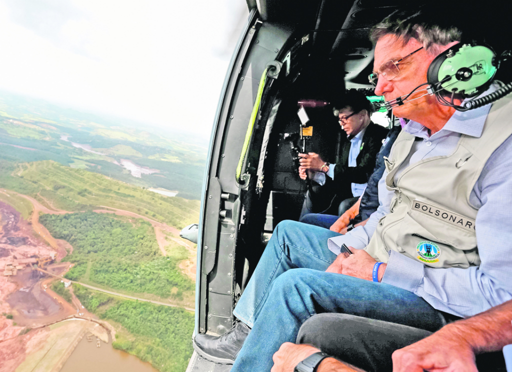 Bolsonaro pudo ver el drama que golpea a los habitantes. Foto: Reuters