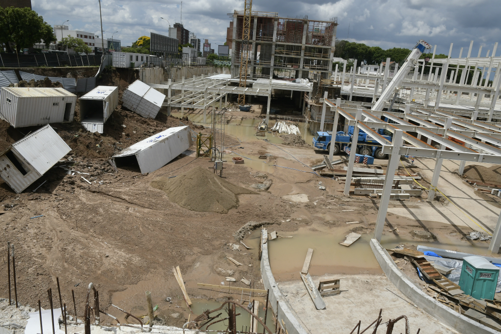 Caída. los contenedores utilizados por los obreros terminaron desparramados por el piso. Foto: L. Mainé