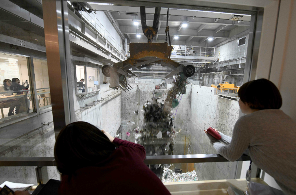 Una cafetería con vista a una planta de residuos equipada con una incineradora en Tokio busca generar conciencia. Foto: AFP