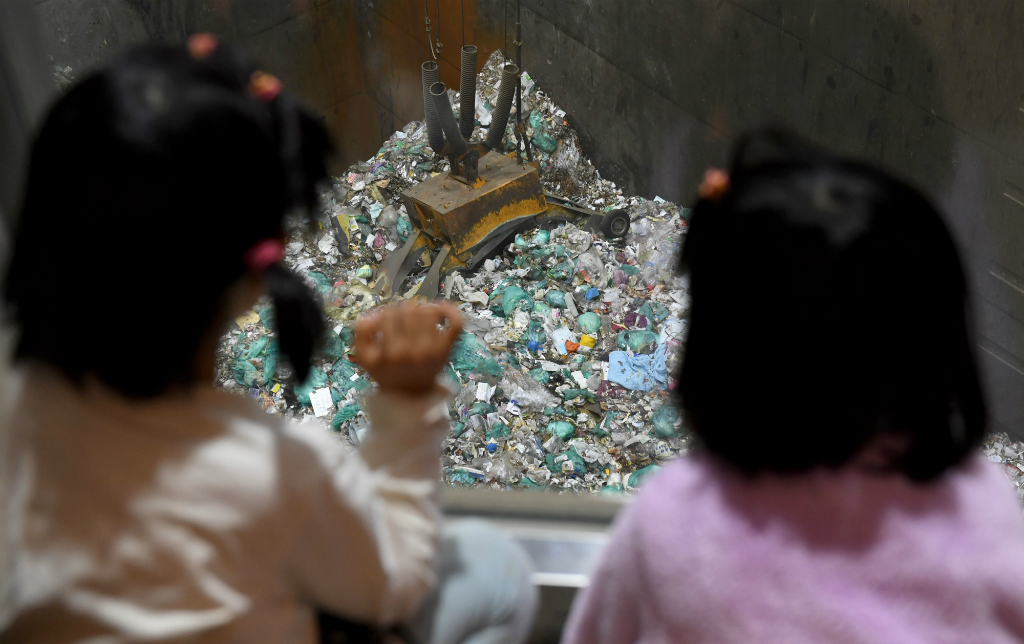 Una cafetería con vista a una planta de residuos equipada con una incineradora en Tokio busca generar conciencia. Foto: AFP