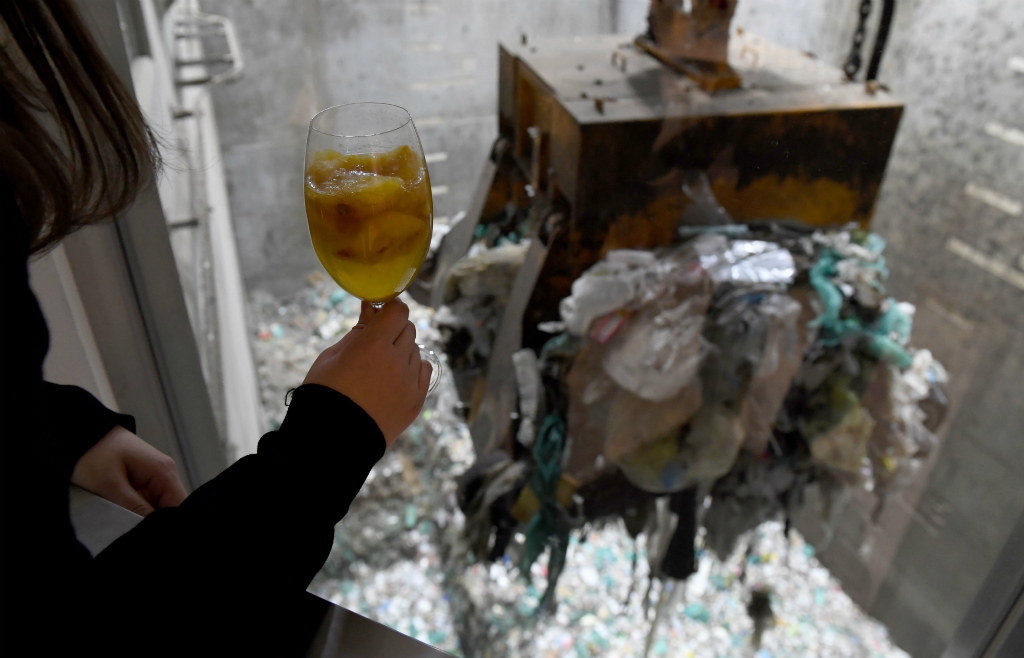 Una cafetería con vista a una planta de residuos equipada con una incineradora en Tokio busca generar conciencia. Foto: AFP