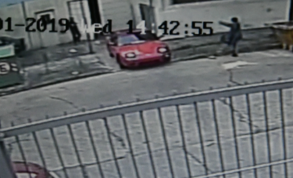 El asesino atravesó media cuadra para llegar a su víctima. Foto: Captura de video