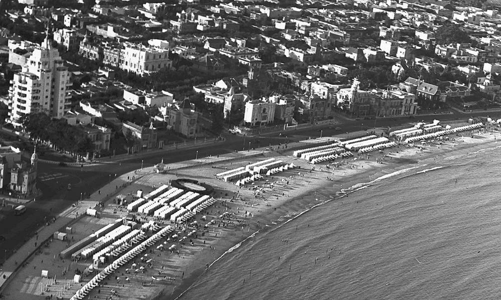 Playa en Uruguay en la década de los 60. Foto: Archivo El País