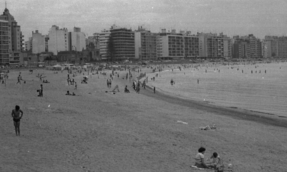Playa en Uruguay en la década de los 60. Foto: Archivo El País