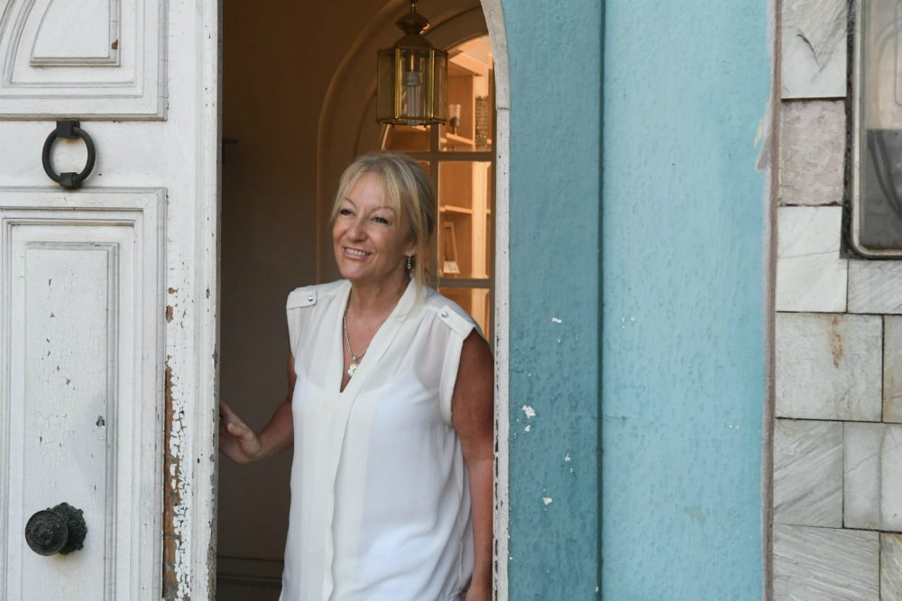 Carolina Cosse en la puerta de su casa. Foto: Darwin Borrelli.