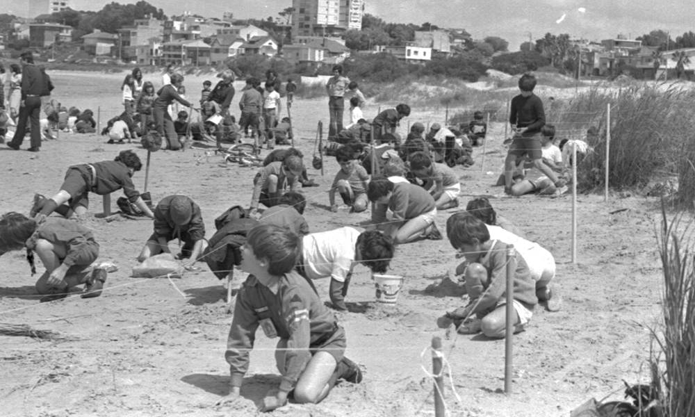 Playas en Uruguay en la década del 70. Foto Archivo El País
