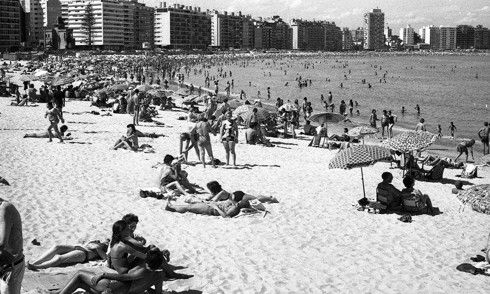 Playas en Uruguay en la década del 70. Foto Archivo El País