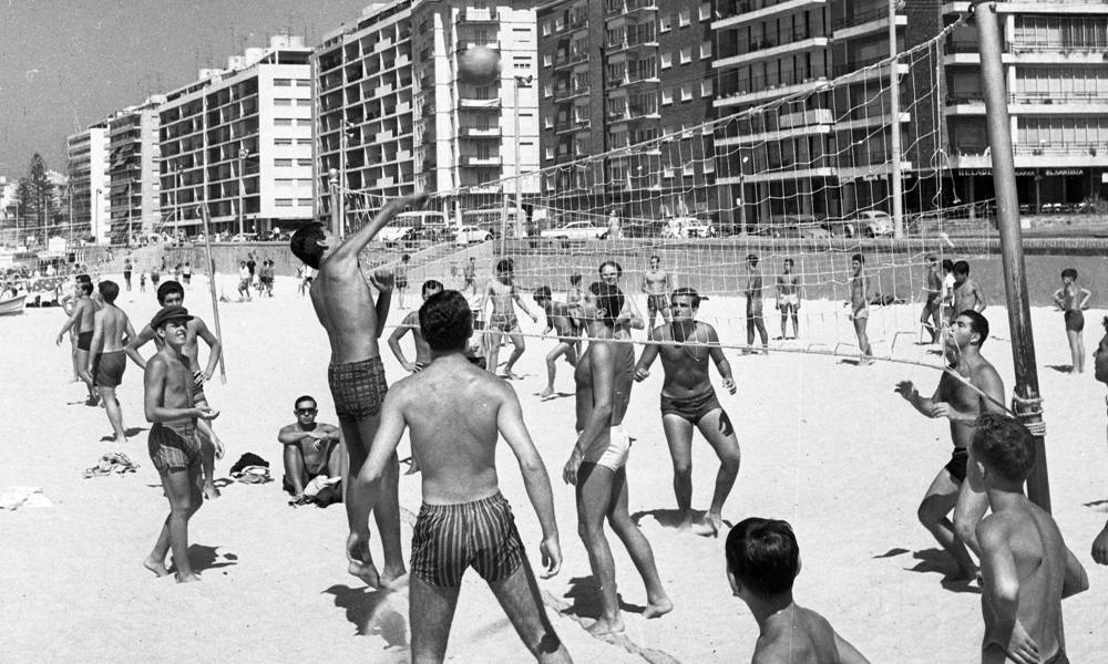 Playas en Uruguay en la década del 70. Foto Archivo El País