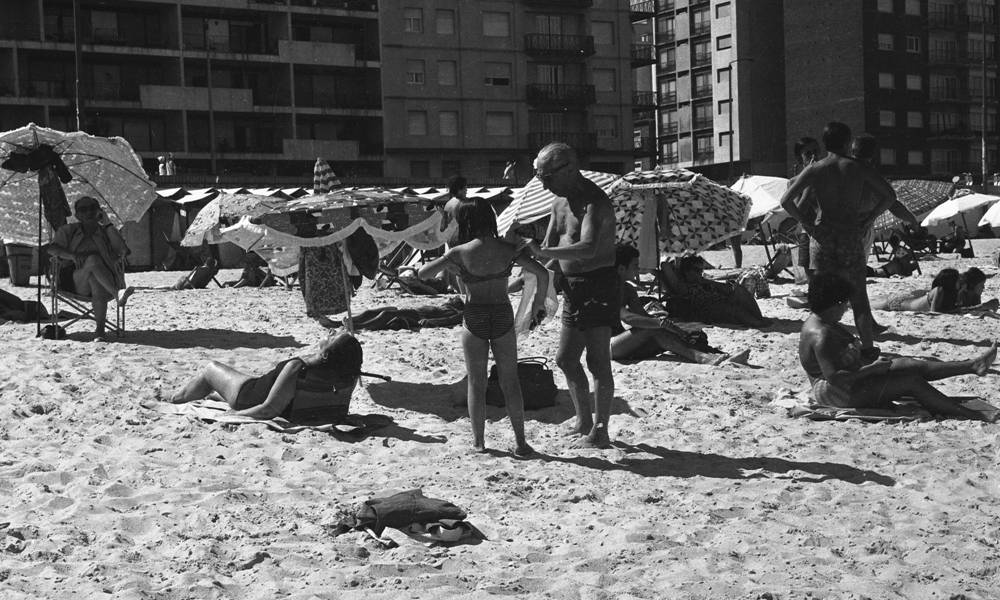 Playas en Uruguay en la década del 70. Foto Archivo El País