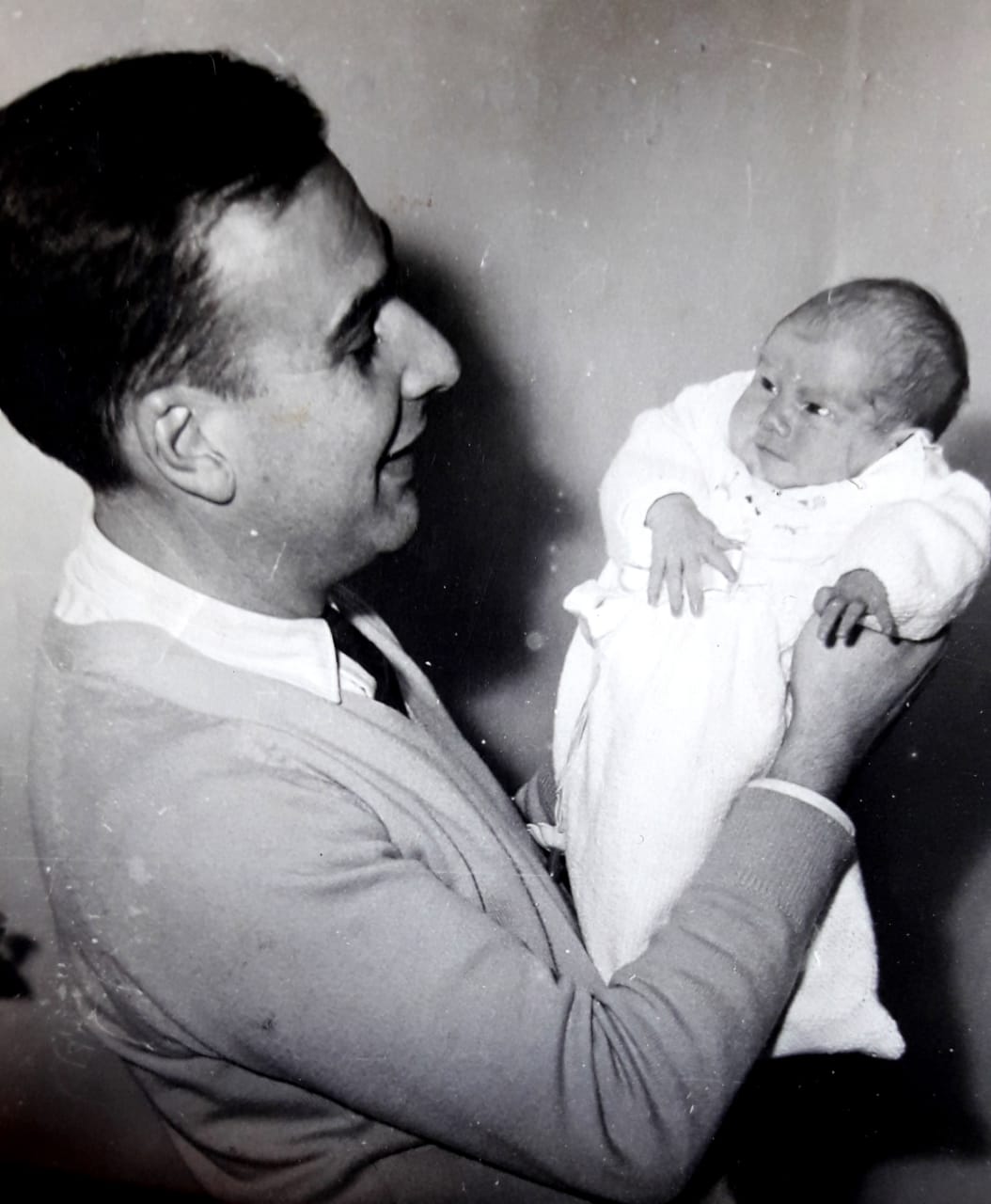 Gabriela Centomani y su papá de crianza, fallecido antes de que ella supiera que era adoptada. Foto: Gabriela Centomani