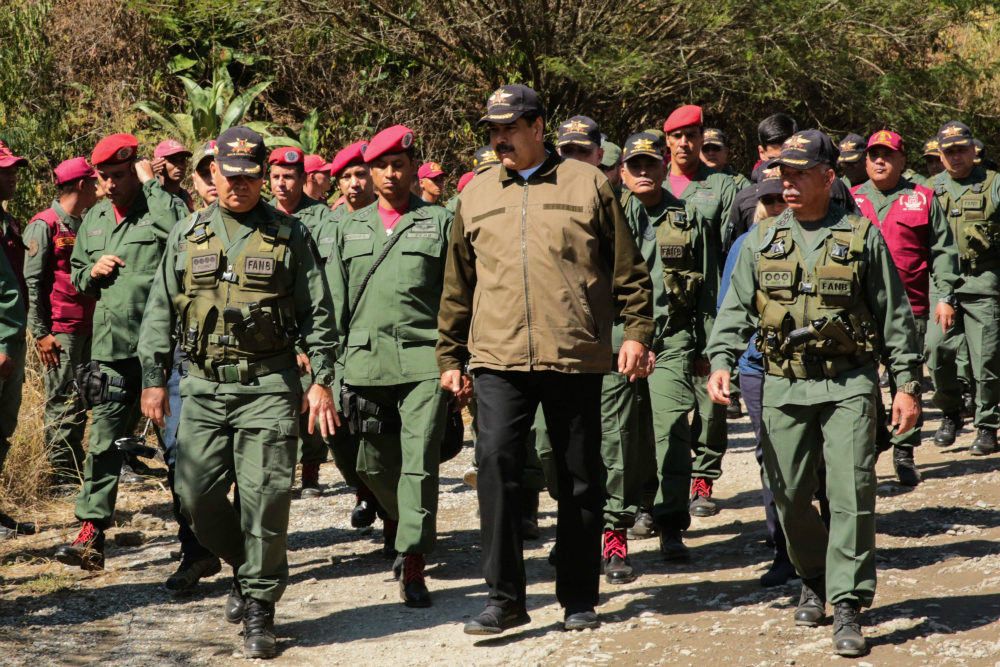 En los últimos días Maduro se ha mostrado con los militares, arengando a las tropas a defender la "revolución". Foto: AFP