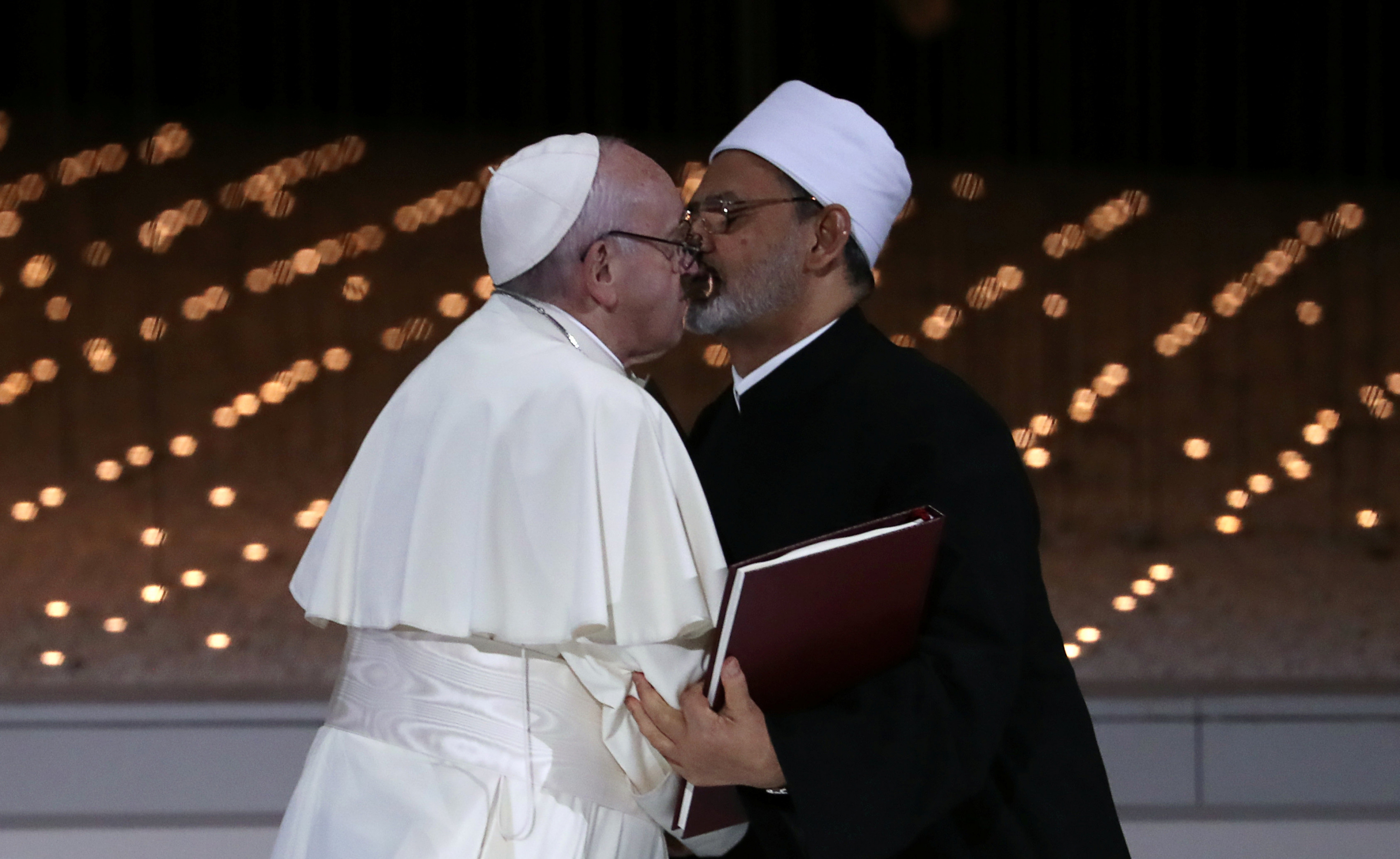 Ambos líderes religiosos luego de firmar el "Documento de Fraternidad Humana". Foto: Reuters