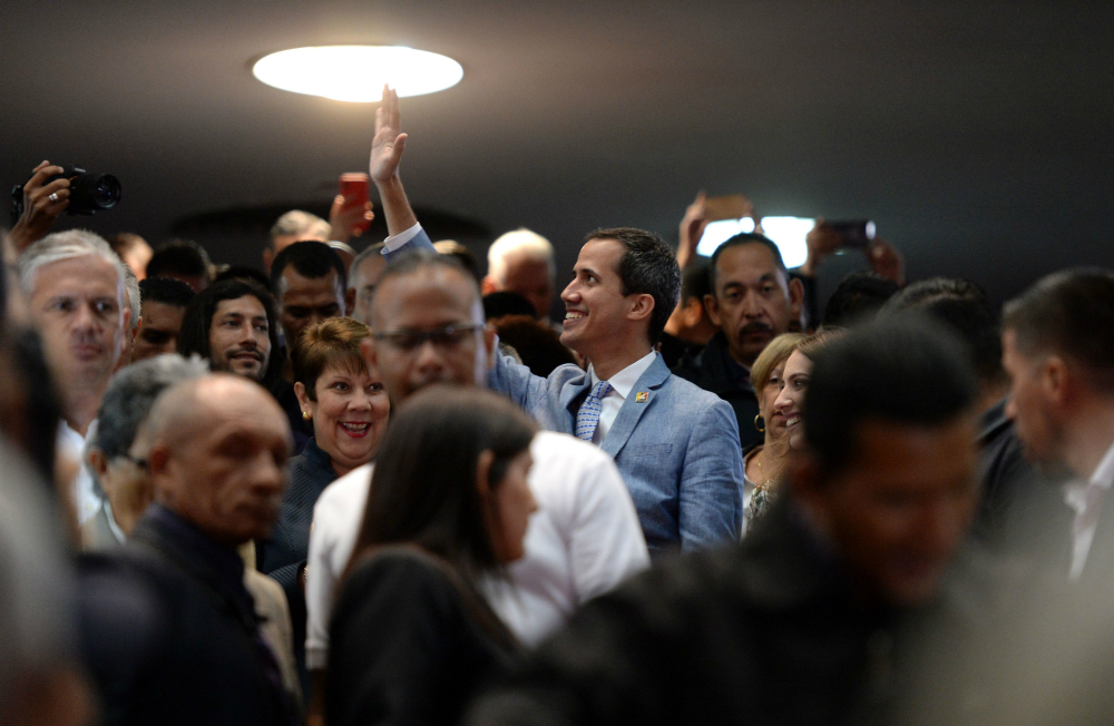 Popular: Juan Guaidó responde al saludo de estudiantes. Foto: AFP