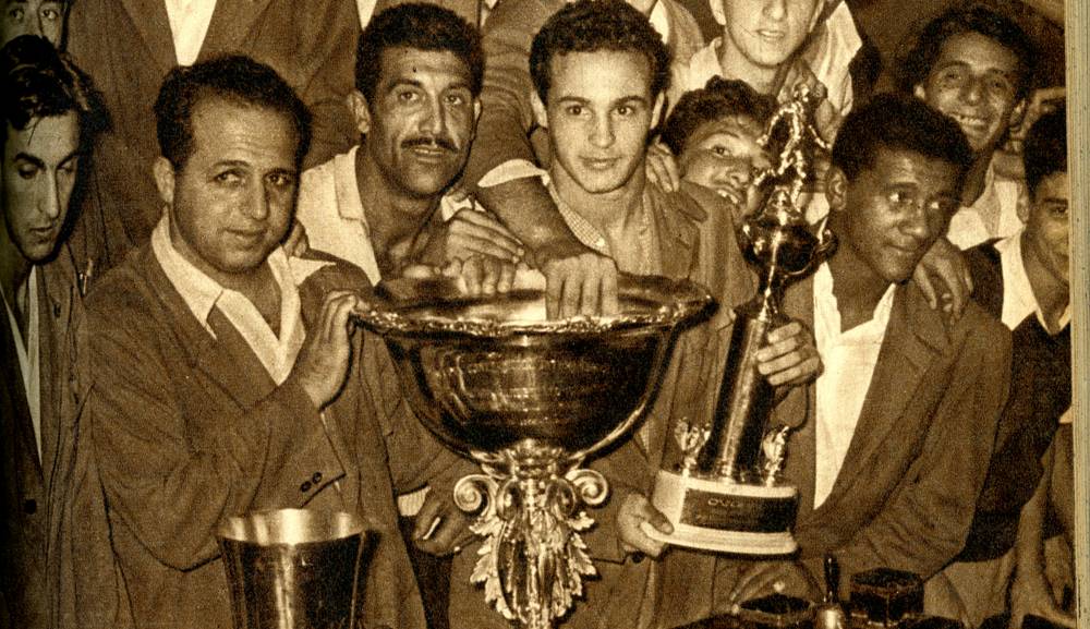 Los juveniles con el trofeo luego de consagrarse en el Sudamericano.