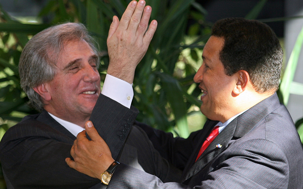 Tabaré Vázquez junto con Hugo Chávez. Foto: AFP