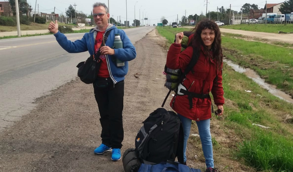 Víctor Varela y María Pechi, la pareja que recorrió 41 kilómetros a pie. Foto: El País