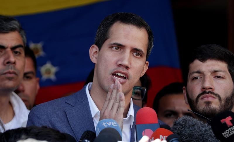 Juan Guaidó luego de asistir a una misa este domingo, en Caracas. Foto: EFE