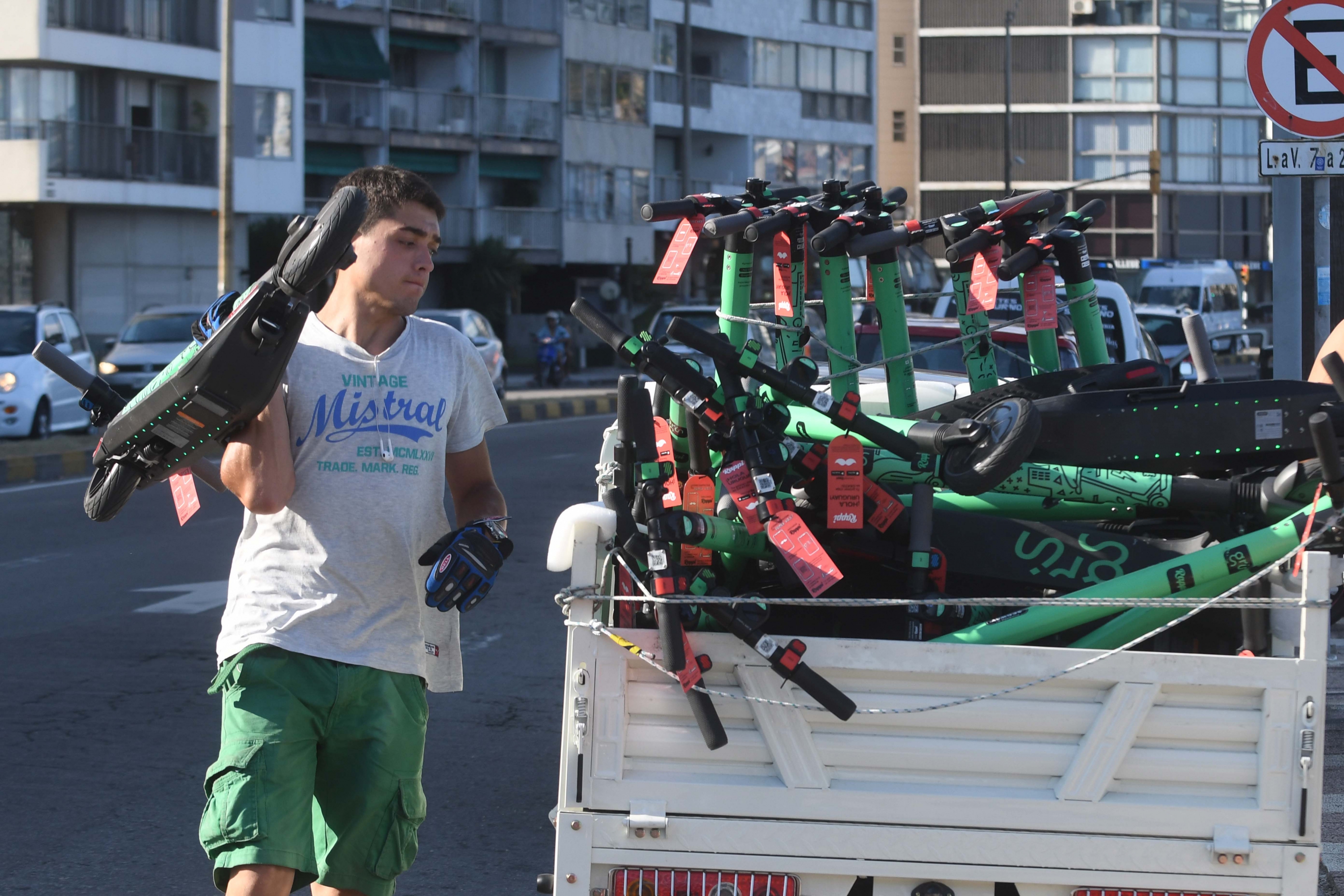 Ayer los monopatines verdes se lucieron durante toda la jornada. Foto: Francisco Flores