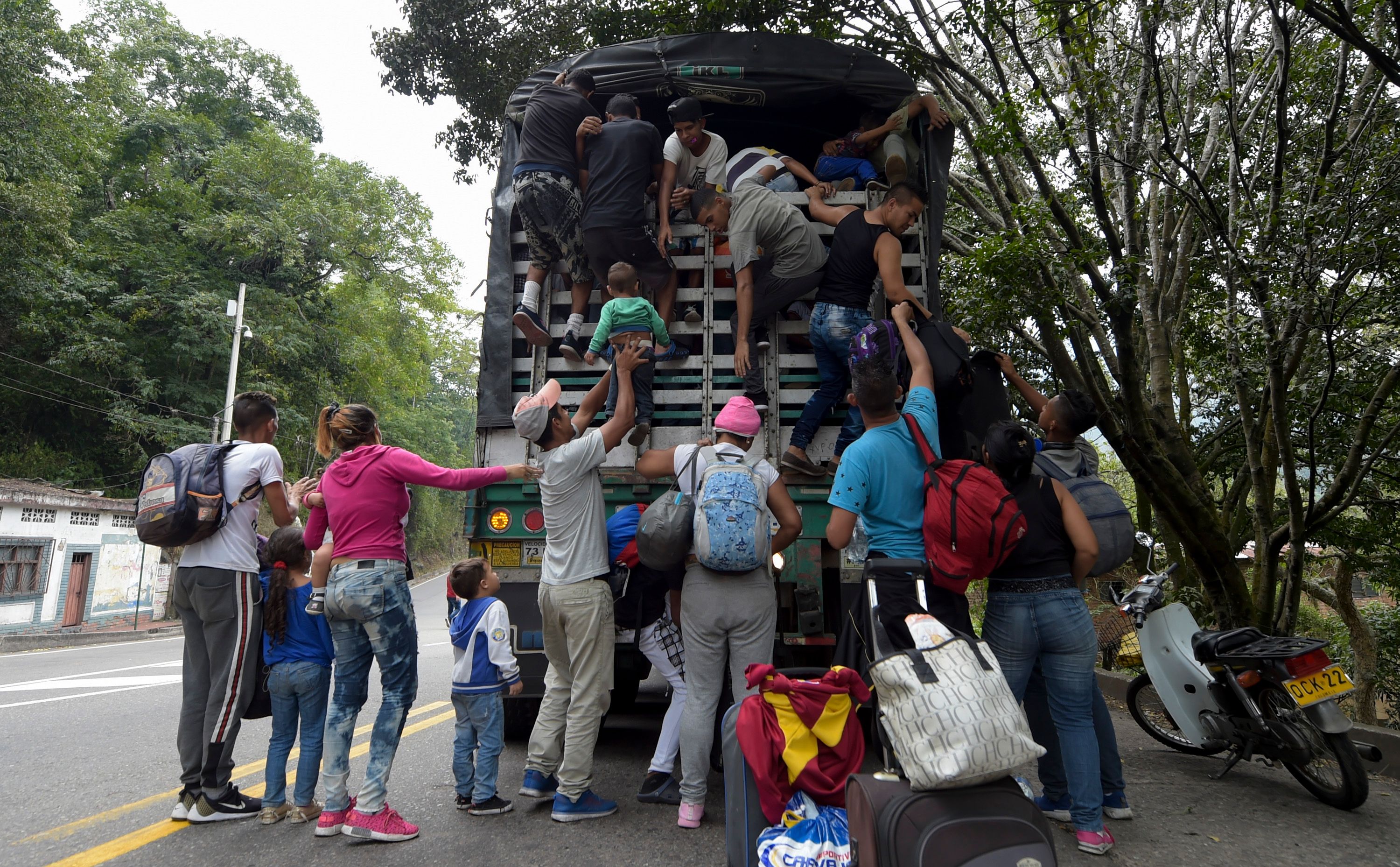 Migrantes venezolanos viajan a Colombia en busca de ayuda. Foto: AFP