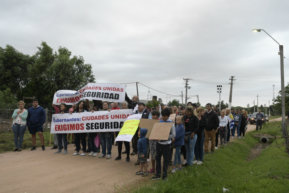 Los vecinos salieron unidos a exigir más seguridad. Foto: Marcelo Bonjour