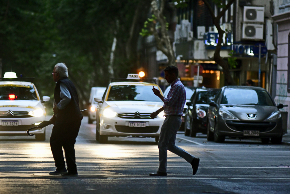 Nueva ley prohíbe a los peatones cruzar la calle usando dispositivos electrónicos. Foto: F. Ponzetto