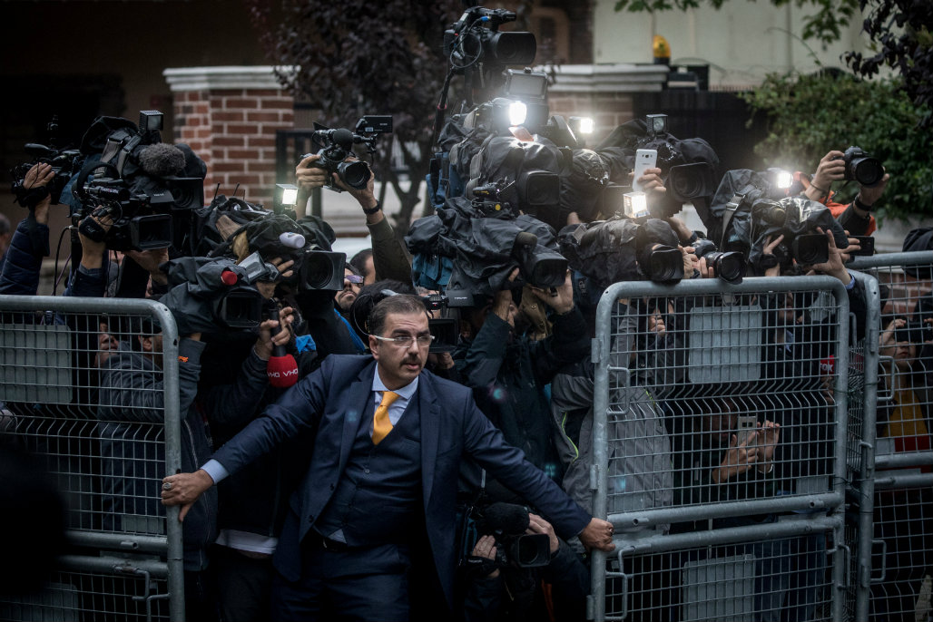 Un hombre intenta detener a un grupo de fotógrafos en la llegada de los investigadores por la muerte del periodista saudí Jamal Khashoggi. Foto: Chris McGrath