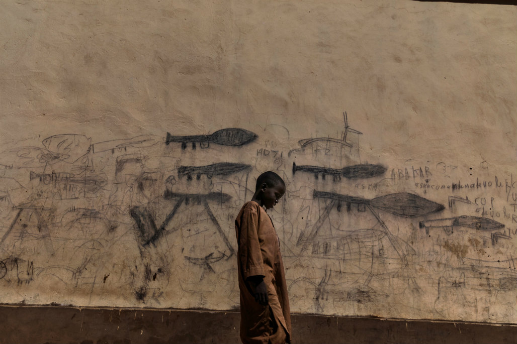 Un niño huérfano camina en Chad sin importarle los misiles. Foto:Marco Gualazzini,