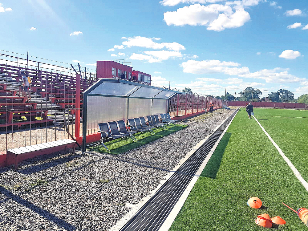 Complejo. Presenta un aspecto renovado en su totalidad, con bancos modernos y un piso de primer nivel.