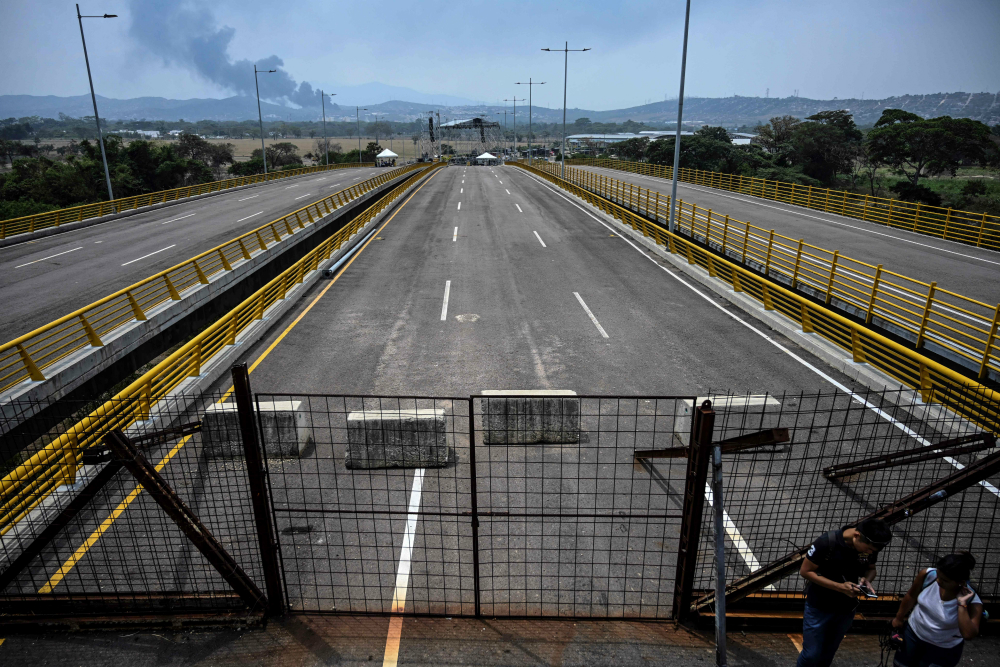 Tienditas: el puente está bloqueado por el régimen de Maduro; del lado colombiano se observa el estrado para el concierto de mañana. Foto: AFP