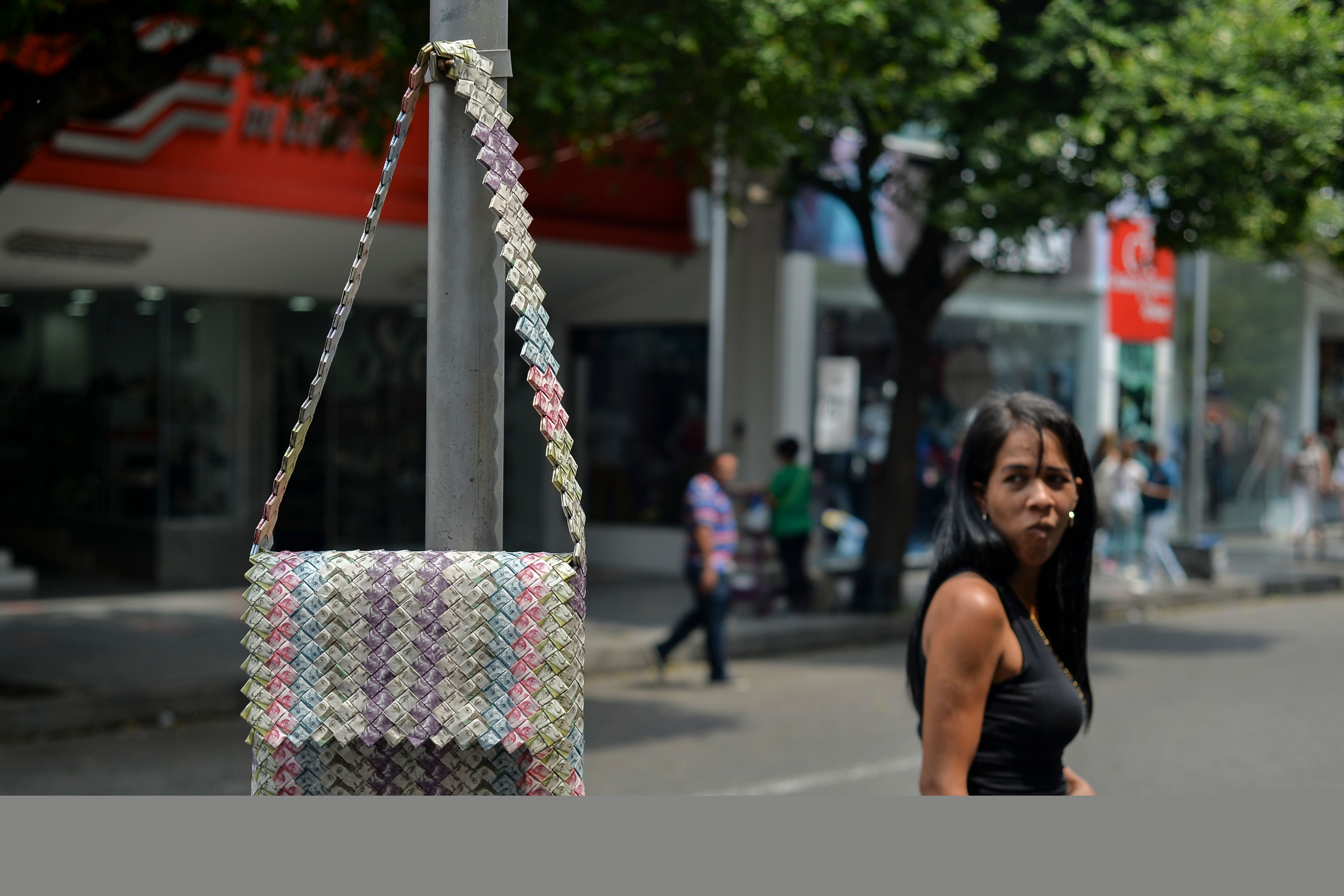 Artesanías hechas con bolívares venezolanos