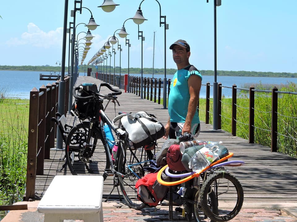 En Uruguay, Pou ha recorrido casi 5 mil kilómetros. Aquí posa en el muelle de Carmelo. Foto: José Pou