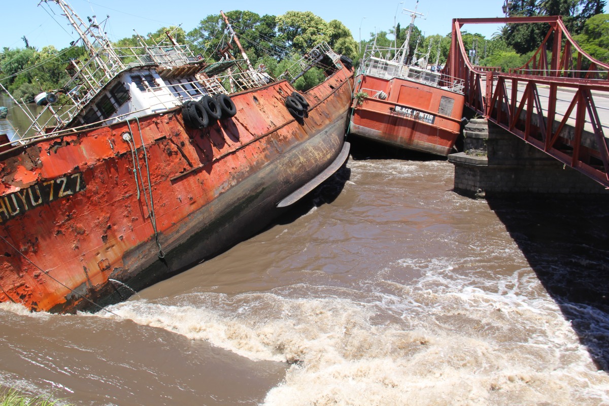 En diciembre, 3 embarcaciones abandonadas colisionaron con el puente. Foto: Daniel Rojas