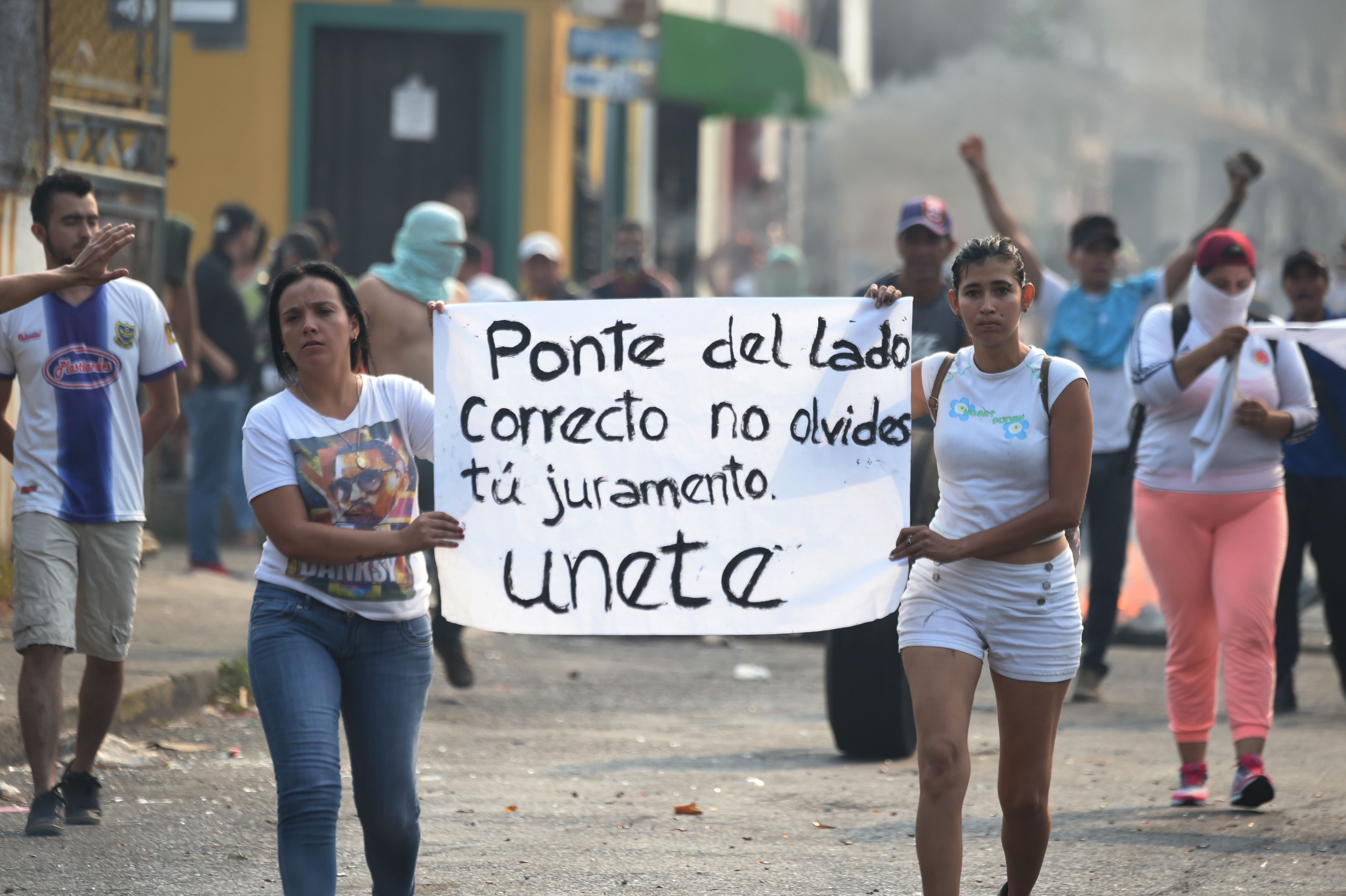 Manifestantes este sábado en Ureña. Foto: AFP