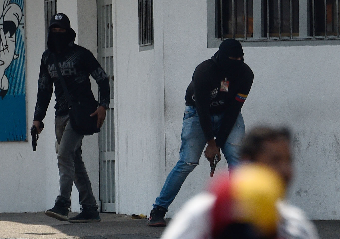 Miembros armados de una milicia pro Maduro intentó interrumpir una manifestación contra el chavismo. Foto: AFP