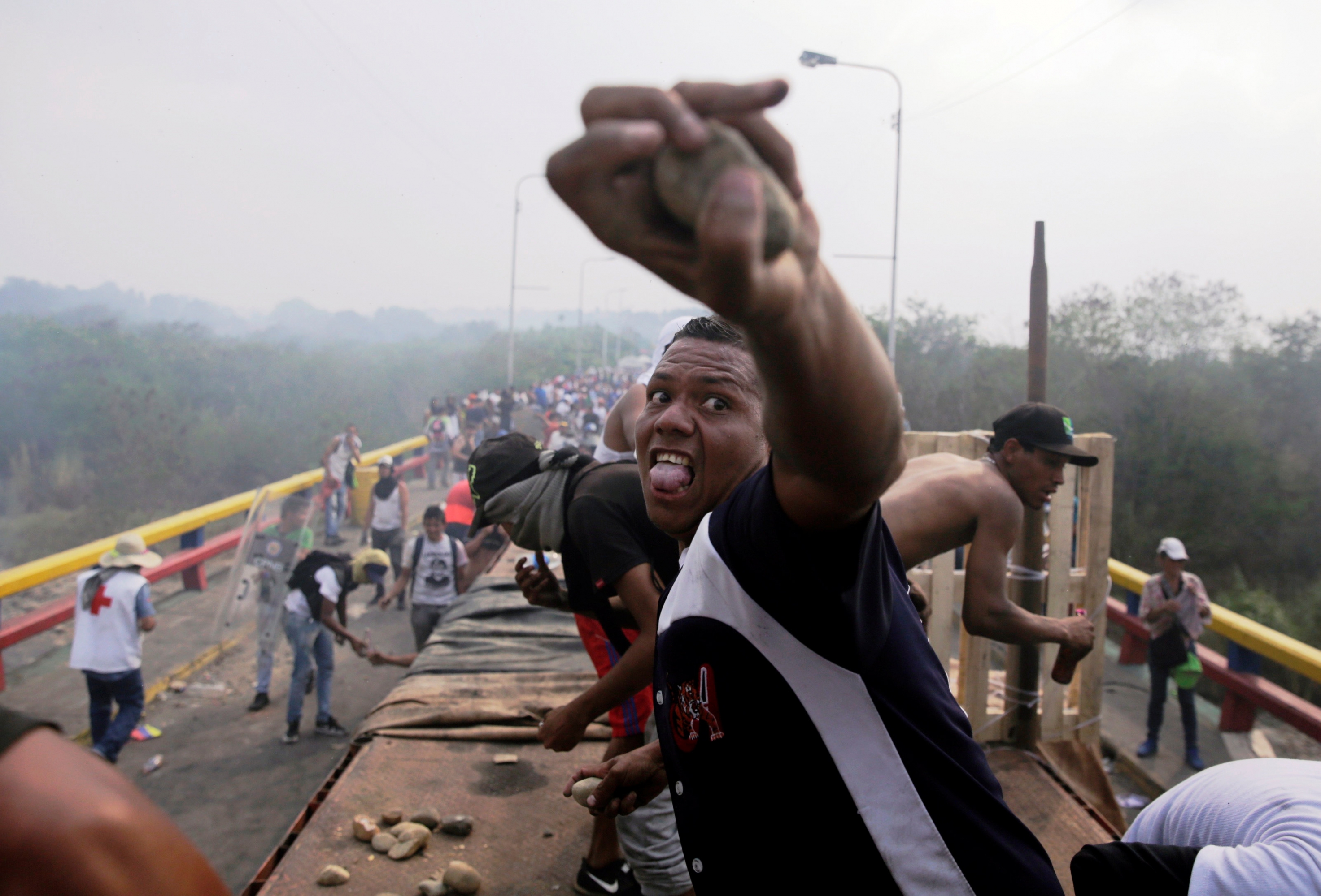 Durante toda la jornada del sábado se registraron violentos incidentes en pasos fronterizos. Foto: Reuters