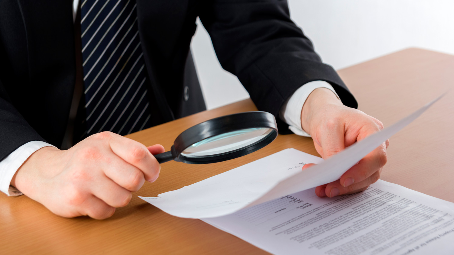 Las relaciones entre el consumidor y el proveedor de servicios pueden ser un tanto conflictivas cuando falta transparencia en los contratos de adhesión. Foto: El País