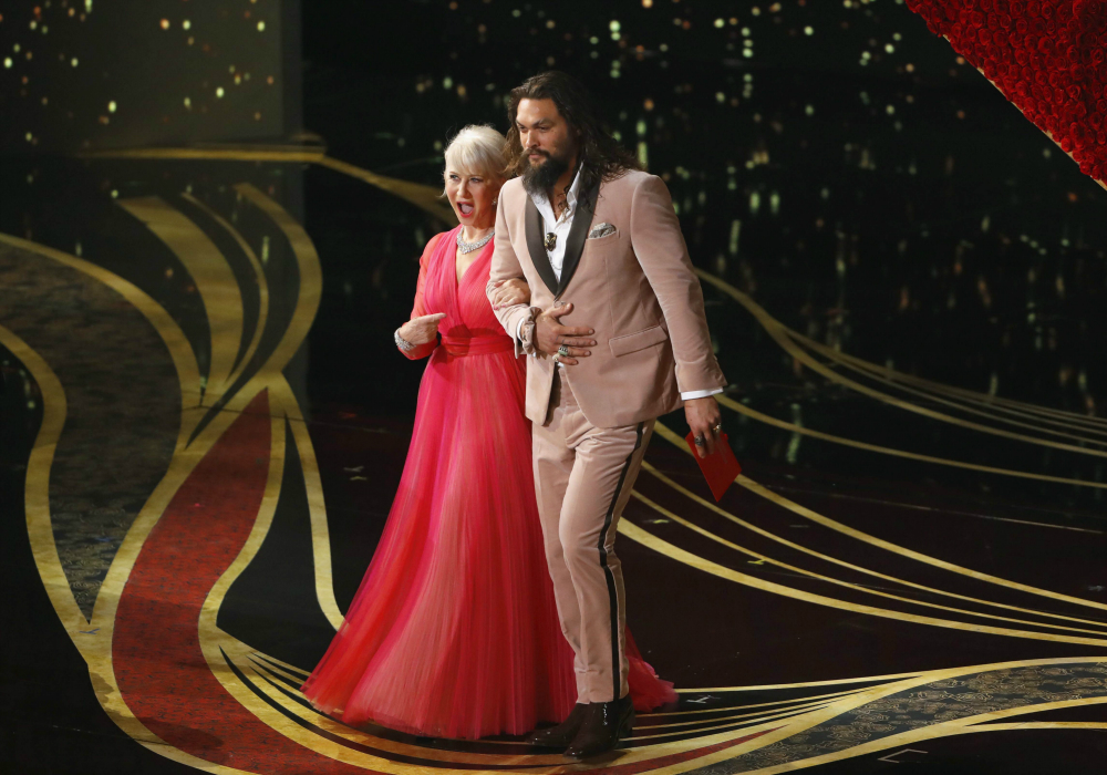 Helen Mirren y Jason Momoa en los Oscar. Foto: Reuters