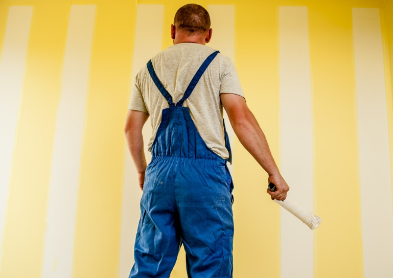Persona pintando pintor pitar pared. Foto: PxHere