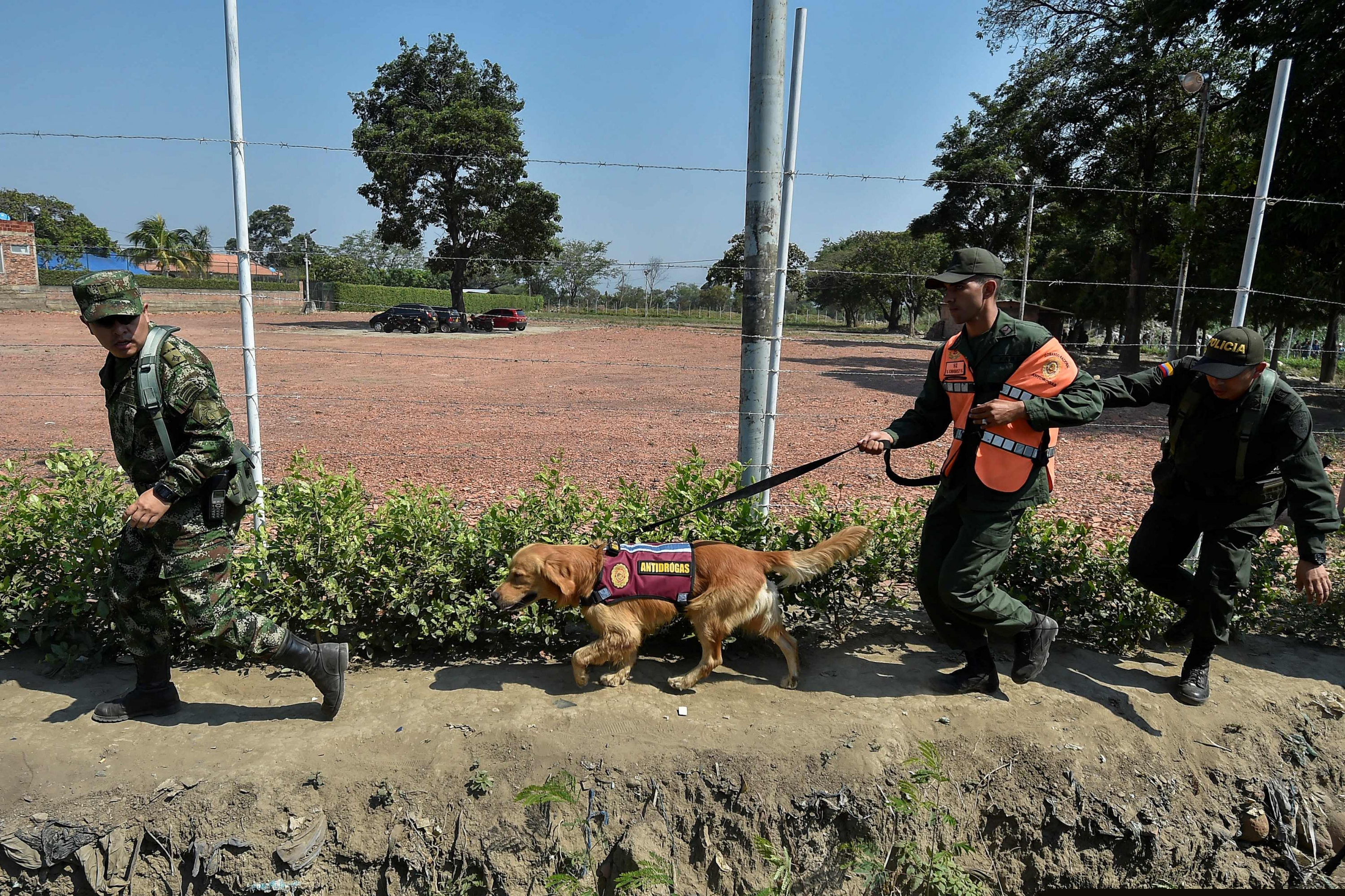 Miembros del Ejército de Colombia acompañan a un agente de la Guardia Nacional Bolivariana (GNB) que desertó. Foto: AFP
