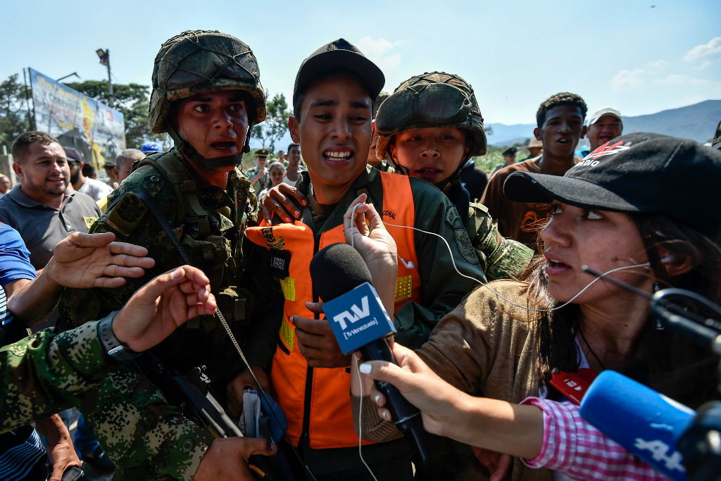 Militares brasileños escoltan a un oficial venezolano que desertó y pidió refugio en Brasil. Foto: AFP