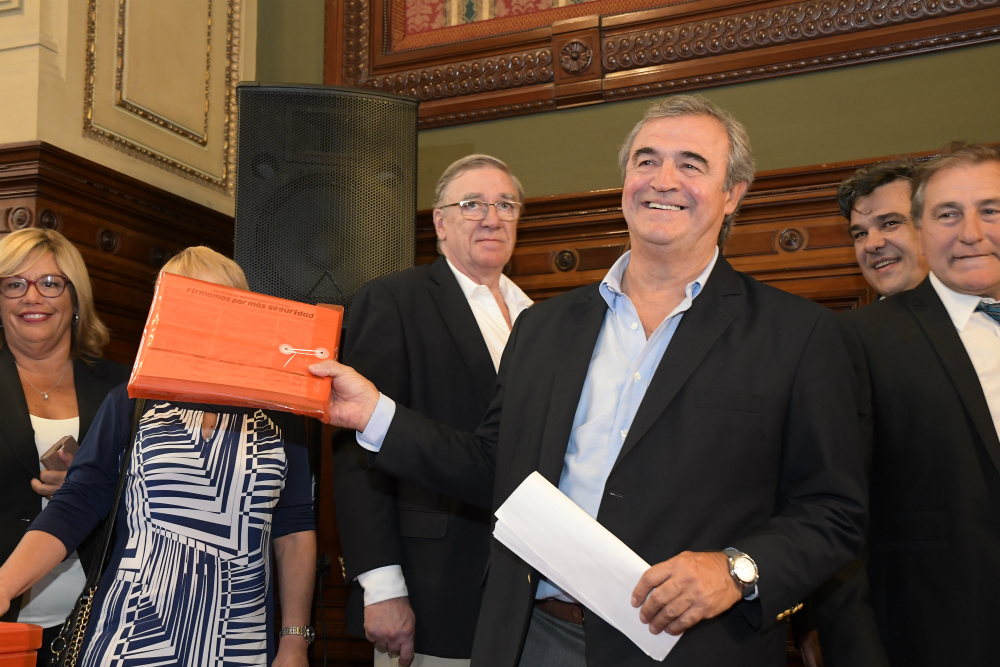 u201cAquí están las firmas. ¡Hay plebiscito!u201d, decían los afiches en la antesala del Senado, donde Jorge Larrañaga presentó más de 400 mil firmas de su campaña Vivir sin miedo. Foto: L. Mainé.