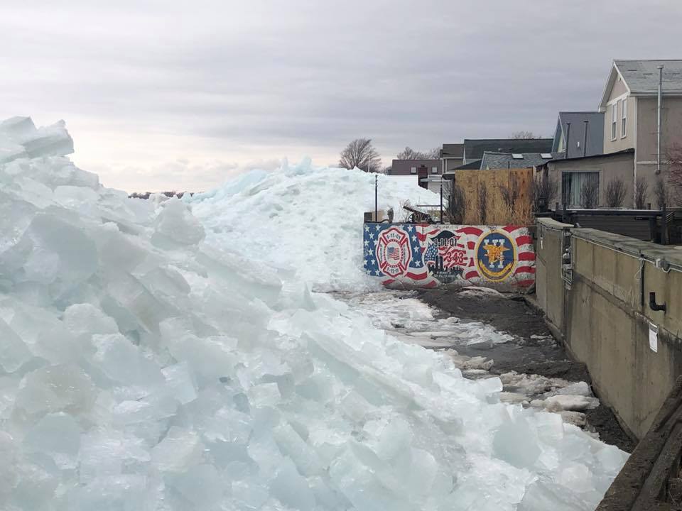 u201cTsunamiu201d de hielo en Estados Unidos y Canadá. Foto: Facebook Town of Hamburg Emergency Services