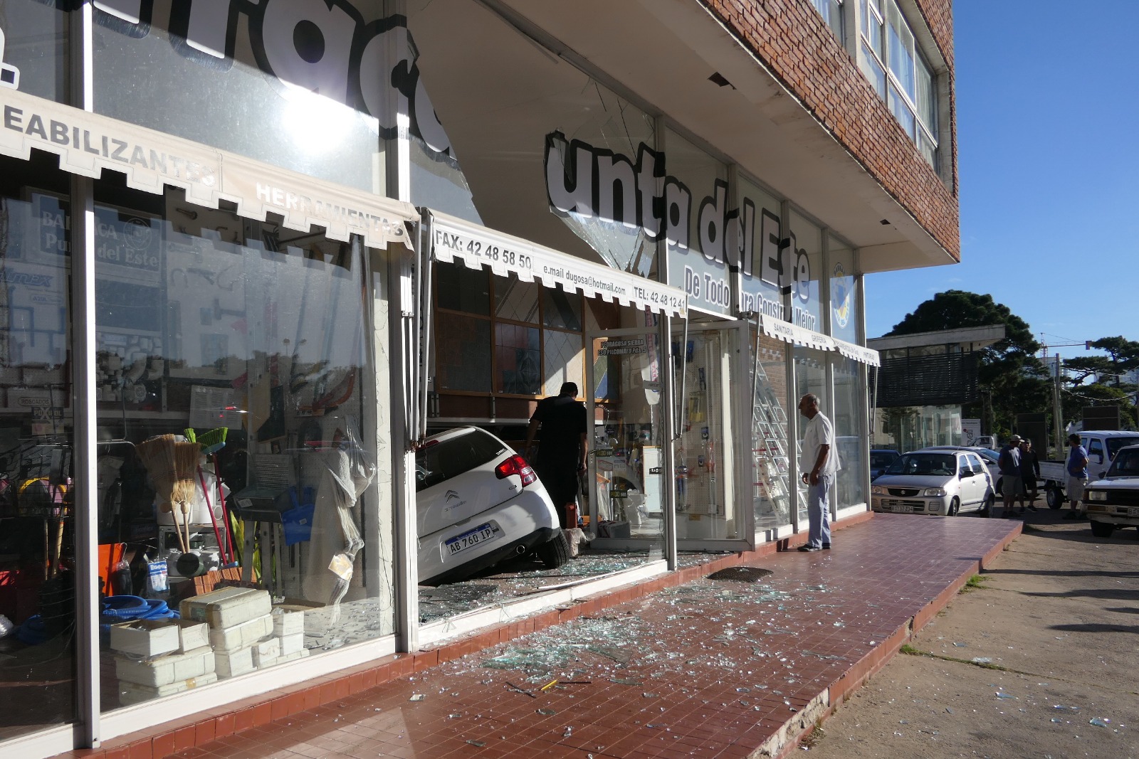 Un auto terminó incrustado en una barraca de Punta del Este. Foto: Ricardo Figueredo