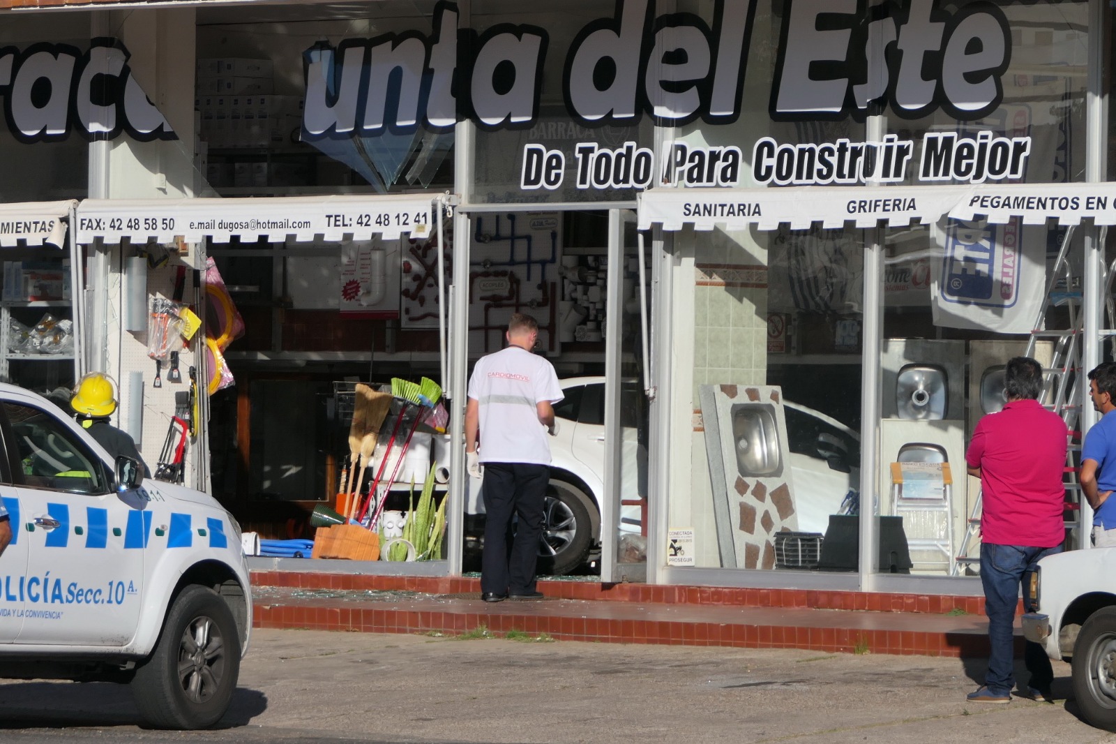 Un auto terminó incrustado en una barraca de Punta del Este. Foto: Ricardo Figueredo