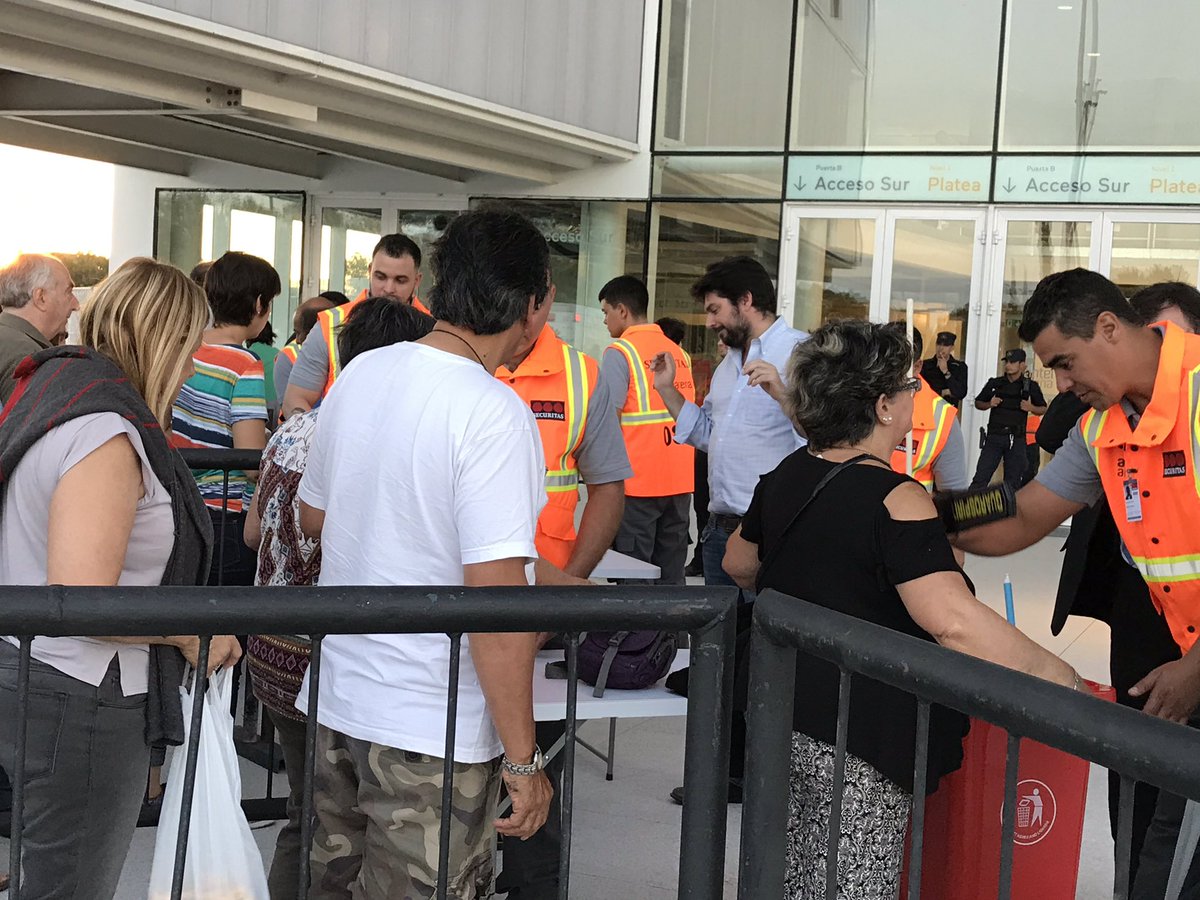 Para poder entrar deben pasar por un control de seguridad. Foto: Valeria Gil