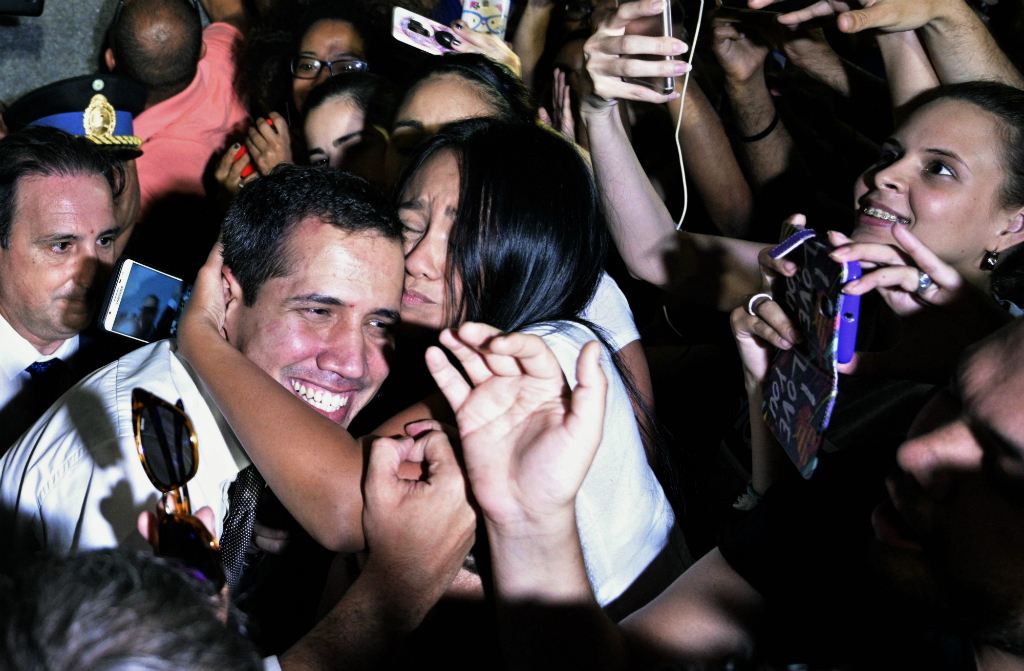 Juan Guaidó recibe el afectuoso saludo de sus partidarios al salir del Palacio San Martín, en Buenos Aires, una de las escalas de su gira. Foto: AFP