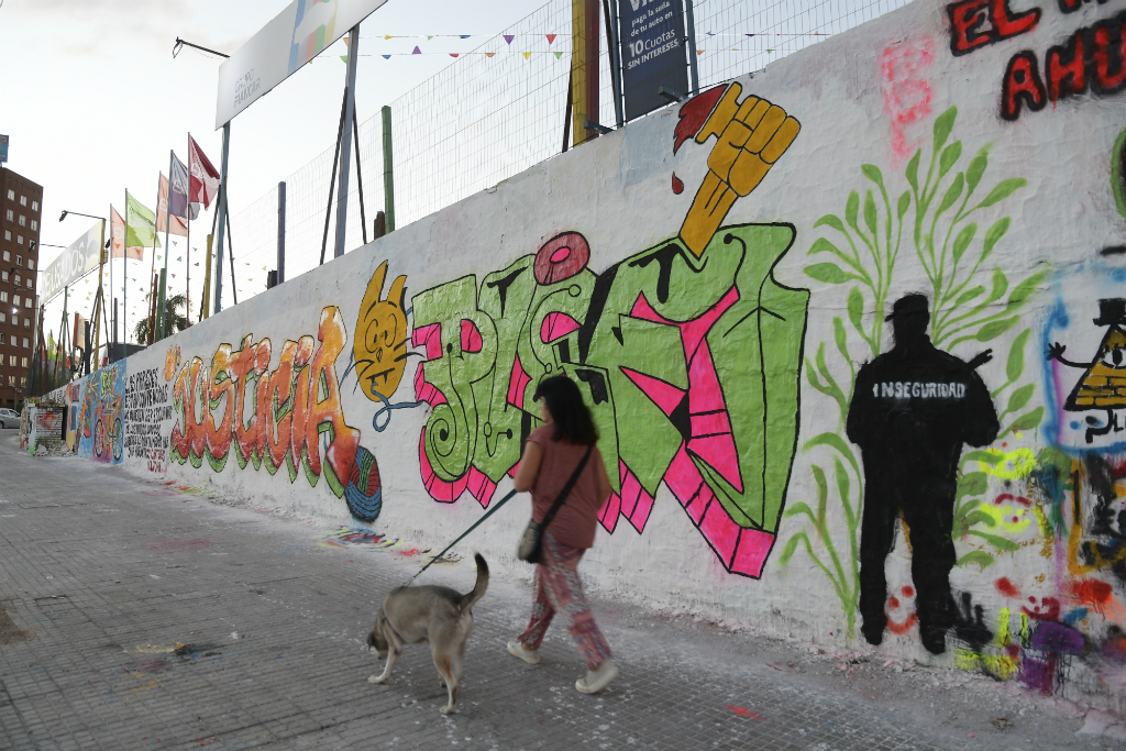 Durante la mañana y el mediodía de ayer un grupo de artistas realizó el segundo homenaje al grafitero. Foto: Leonardo Mainé