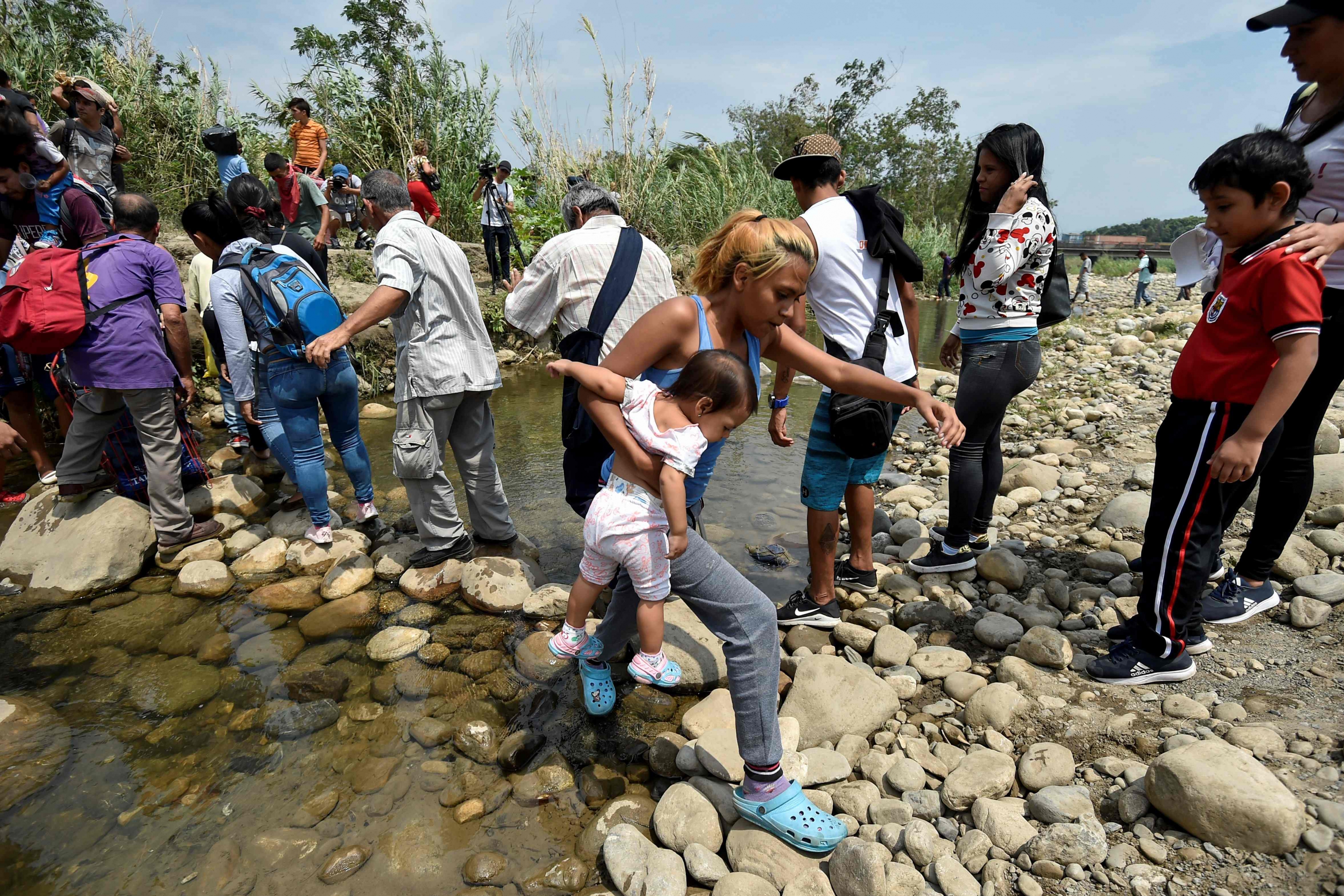 Pasaje: venezolanos cruzan a Colombia por pasos ilegales. Foto: AFP